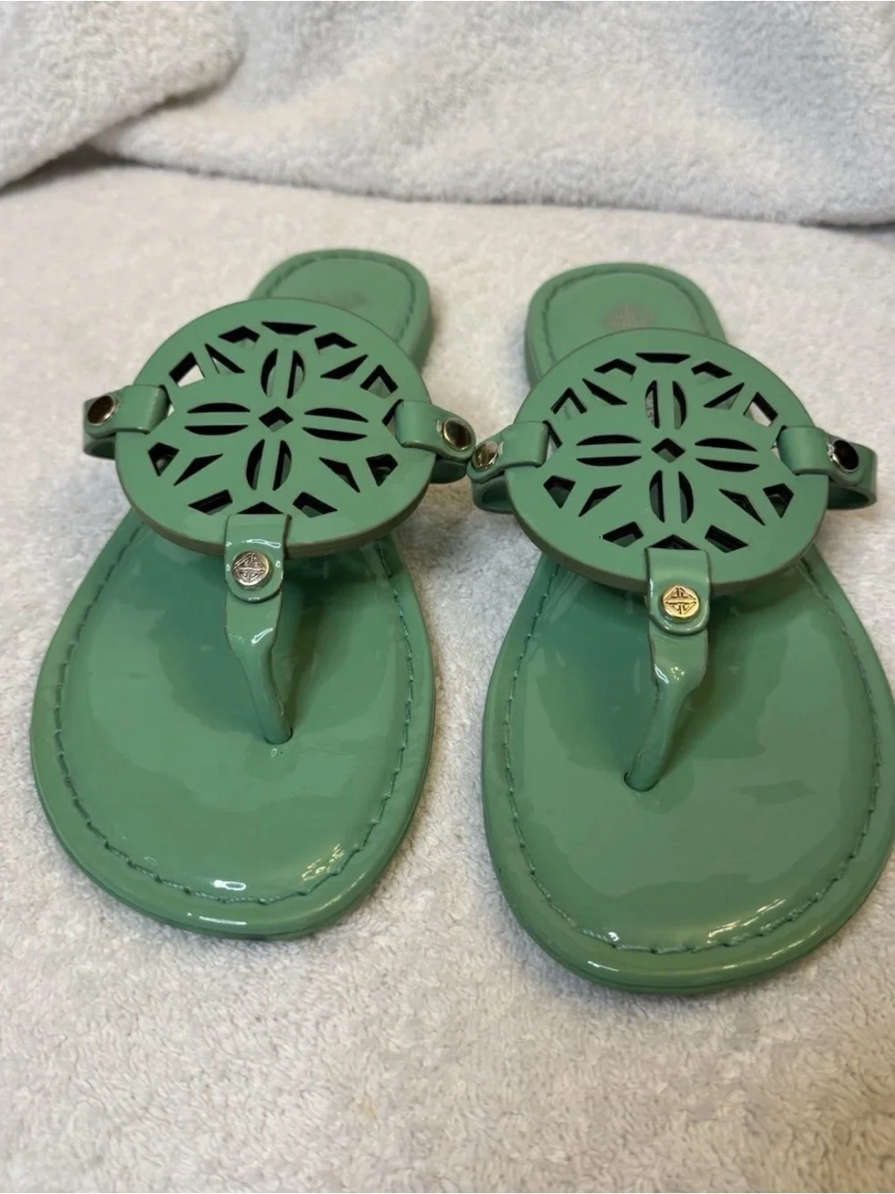 Antonio Melani Medallion Flat Sandals 6.5 Mint Green Patent Leather T-Strap VGC